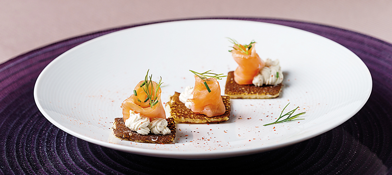 Smoked salmon blinis