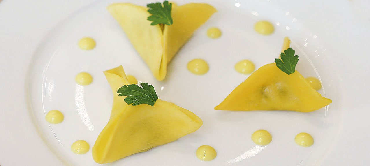 taste-and-flavors-crab-ravioli-with-mango-wide